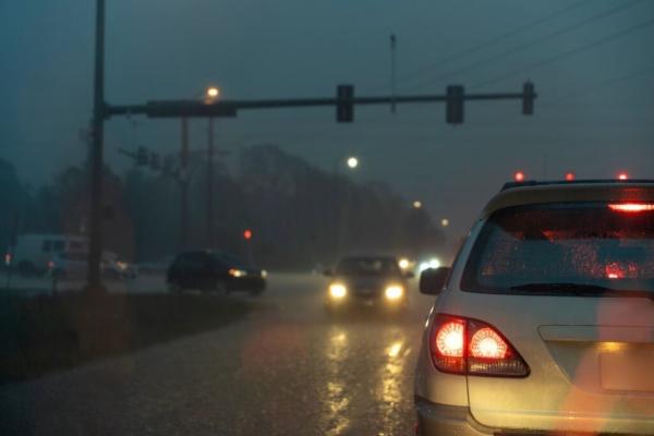 Conduire de nuit sous la pluie : nos conseils pour votre sécurité